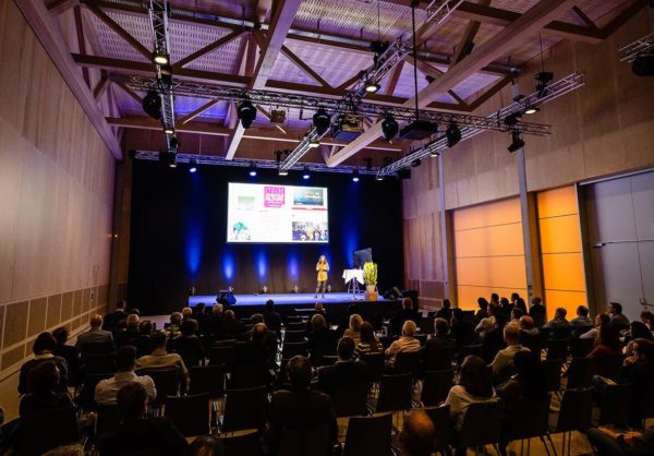 Eventhalle unterteilt